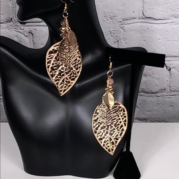 Jewelry - New!! Beautiful Leaf Dangle Earrings. Gold Tone.